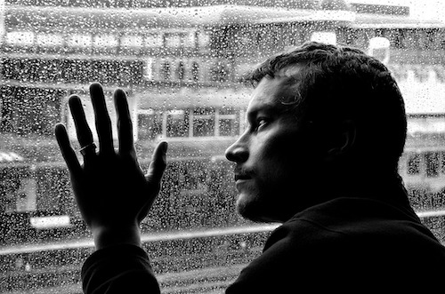 trastornos mentales, falsas creencias, hombre triste en ventana
