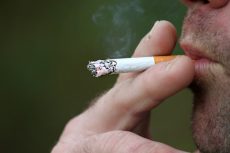 efectos negativos tabaco salud fisica salud emocional, cara hombre fumando